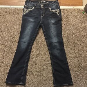 Wallflower Woman11 Dark Wash Flare Style decorative embroidered pockets Like New